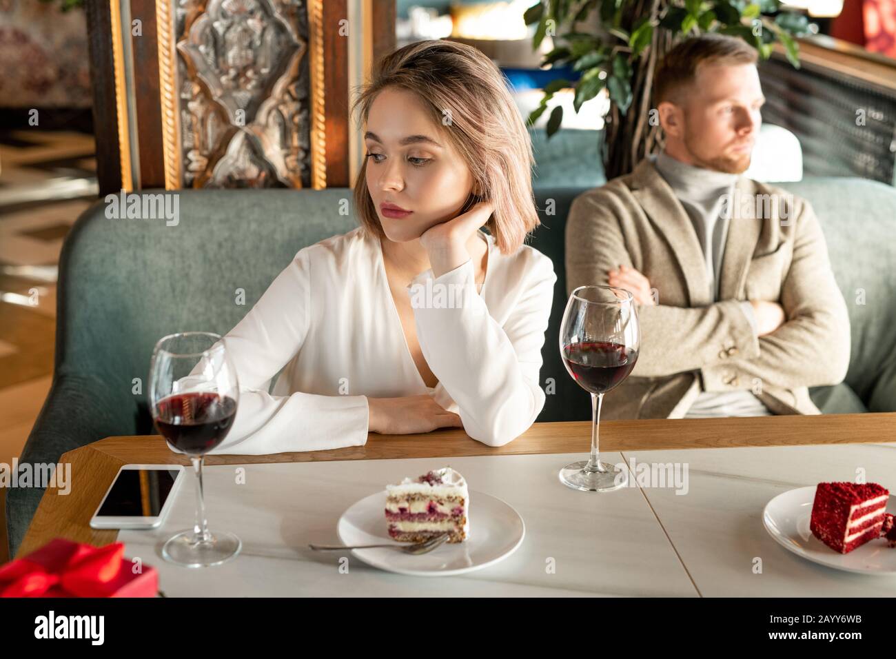 Kaukasischer Mann und Frau, die zusammen im Restaurant sitzen, mit ...