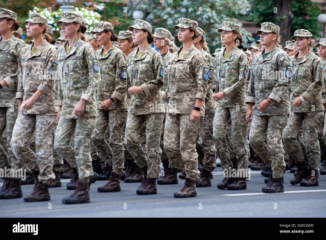 Ukraine, Kiew - 18. August 2021: Militärfrauen und -Mädchen in Uniform