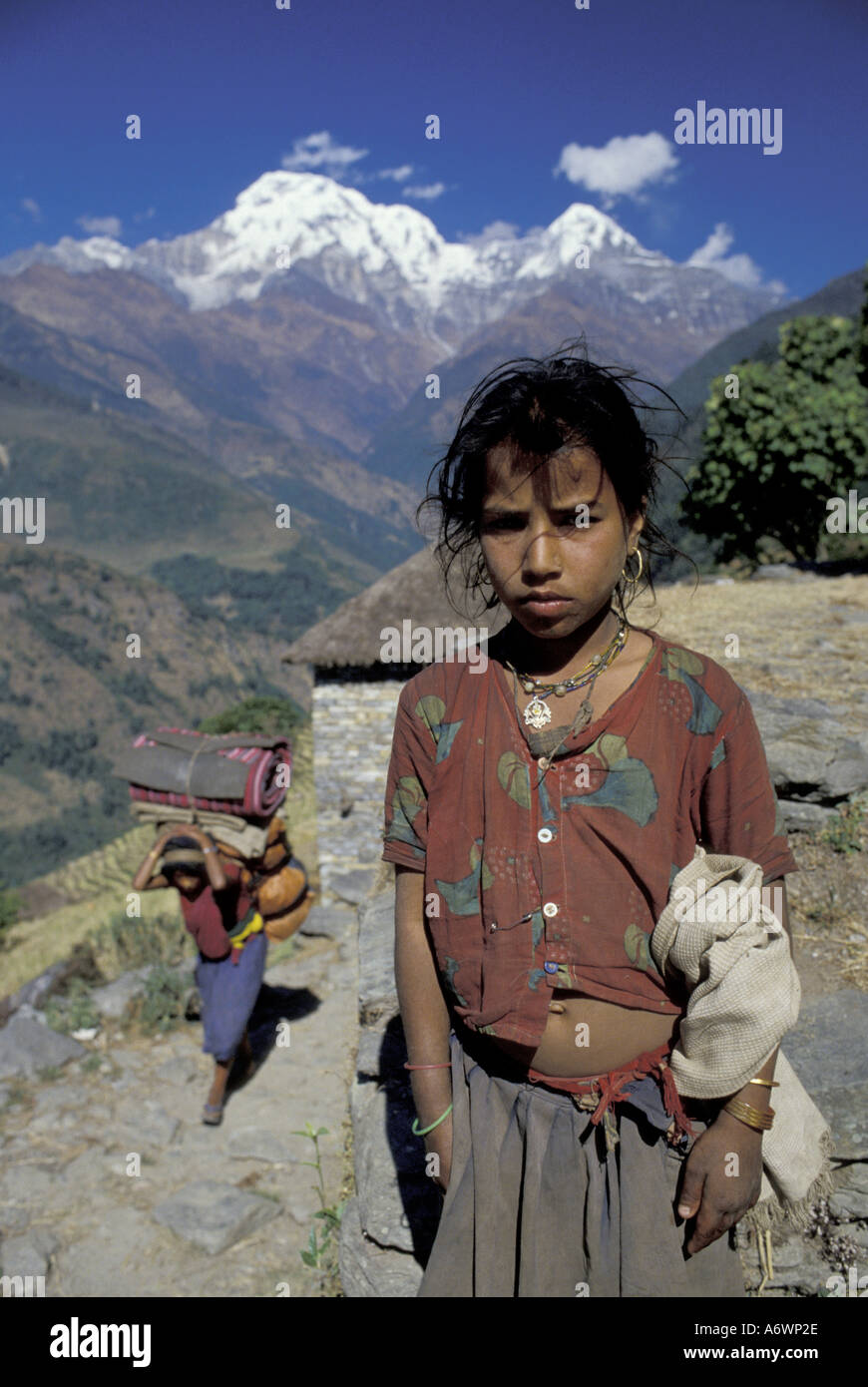 Asien Nepal Chomrong Dorf Ein Mädchen Aus Dem Dorf Stockfotografie