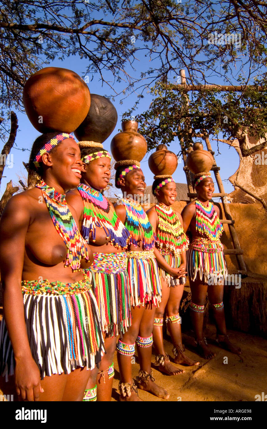 Bunte Frauen In Einheimischen Zulu Stamm An Shakaland Center Südafrika Stockfotografie Alamy