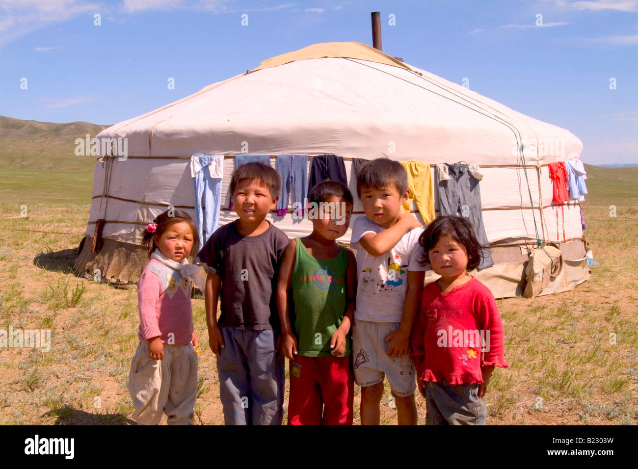 Nomadenkinder vor Jurte, Ulan Bator, Mongolei Stockfotografie - Alamy