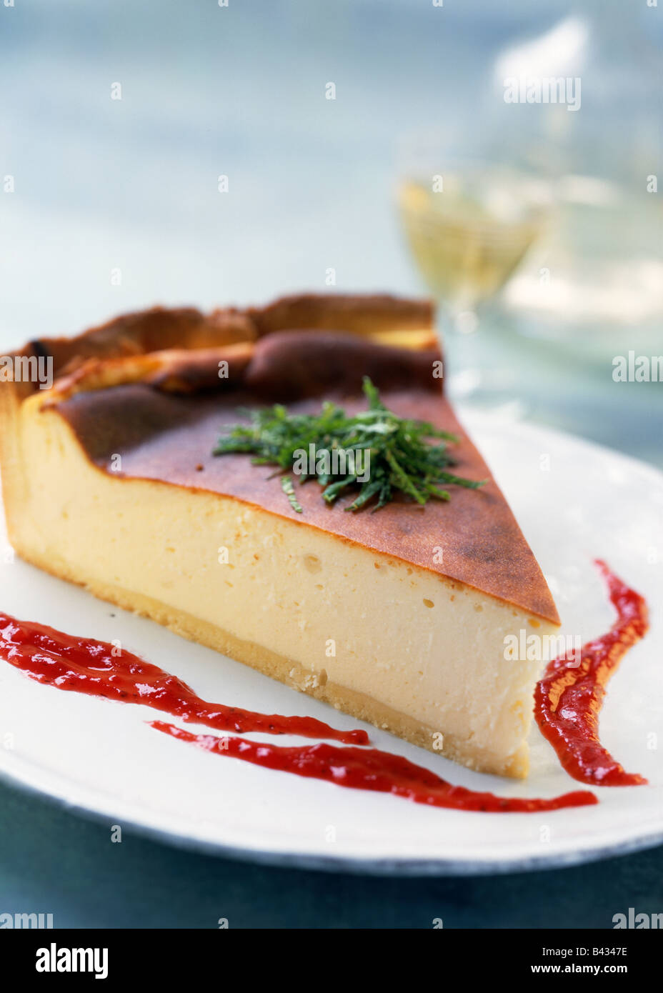 Fromage Blanc Käsekuchen mit Himbeer-coulis Stockfotografie - Alamy