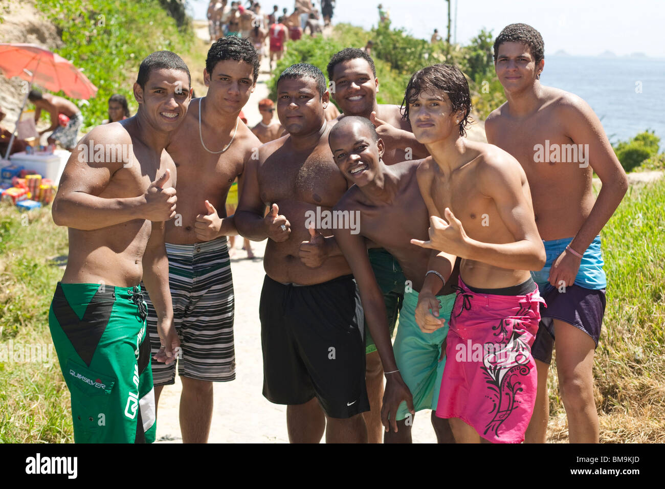 Jungen Brasilianischen Männer Mit Nackten Brust Am Strand Von Ipanema