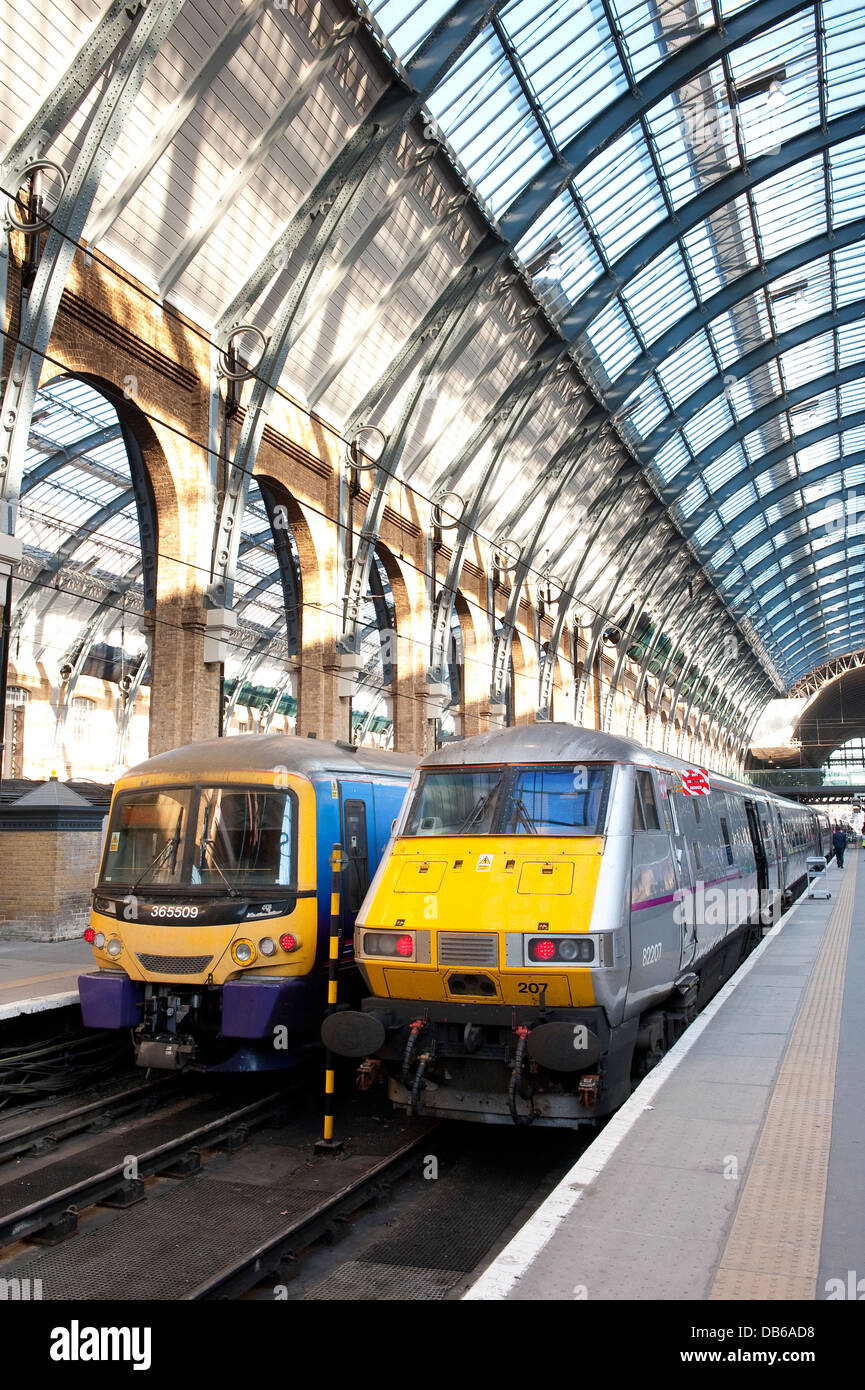 Züge am Bahnhof Kings Cross Railway, London, England Stockfotografie