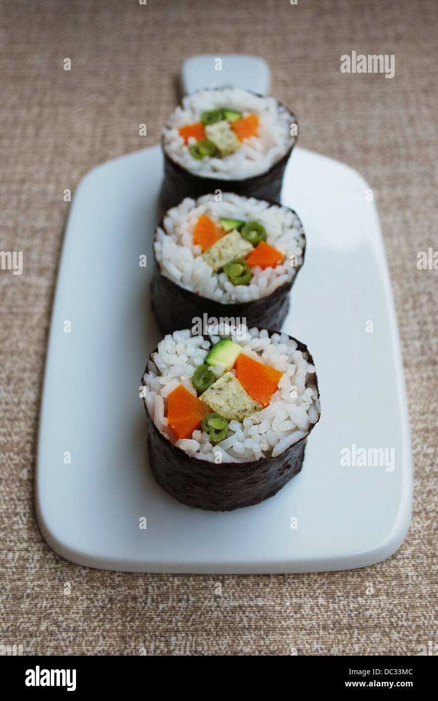 Vegetarische Maki Sushi-Rollen mit Reis, Karotten, Zucchini, grüne ...