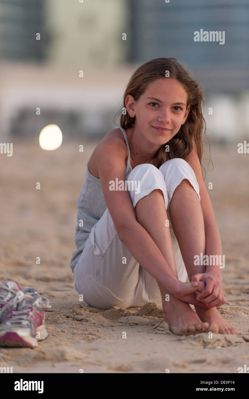 Preteen Mädchen Sitzen Am Strand Mit Barfuss Umarmt Knie Stockfotografie Alamy 