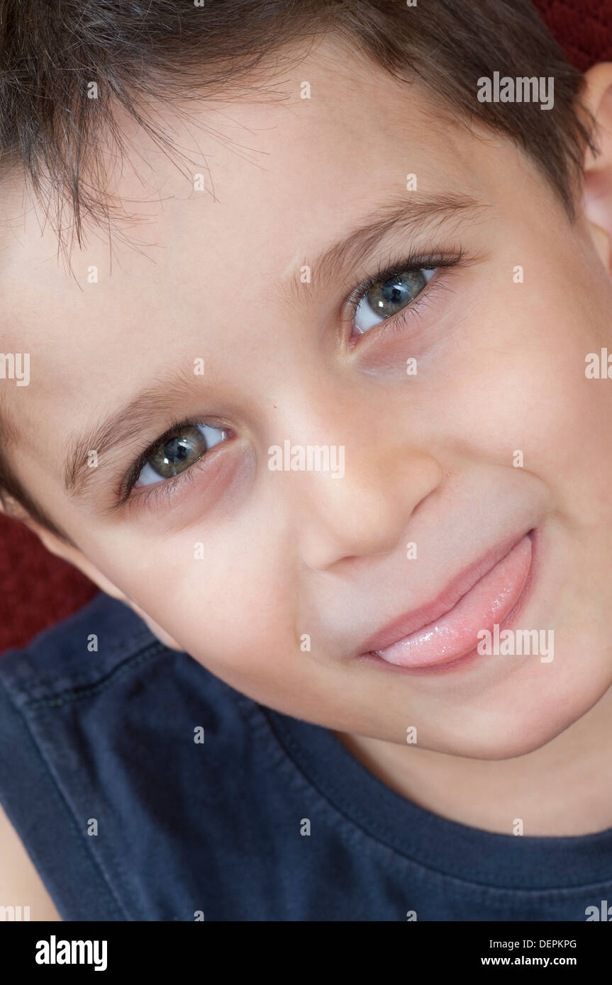 Frecher Kleiner Junge Seine Zunge Heraus Stockfotografie Alamy 