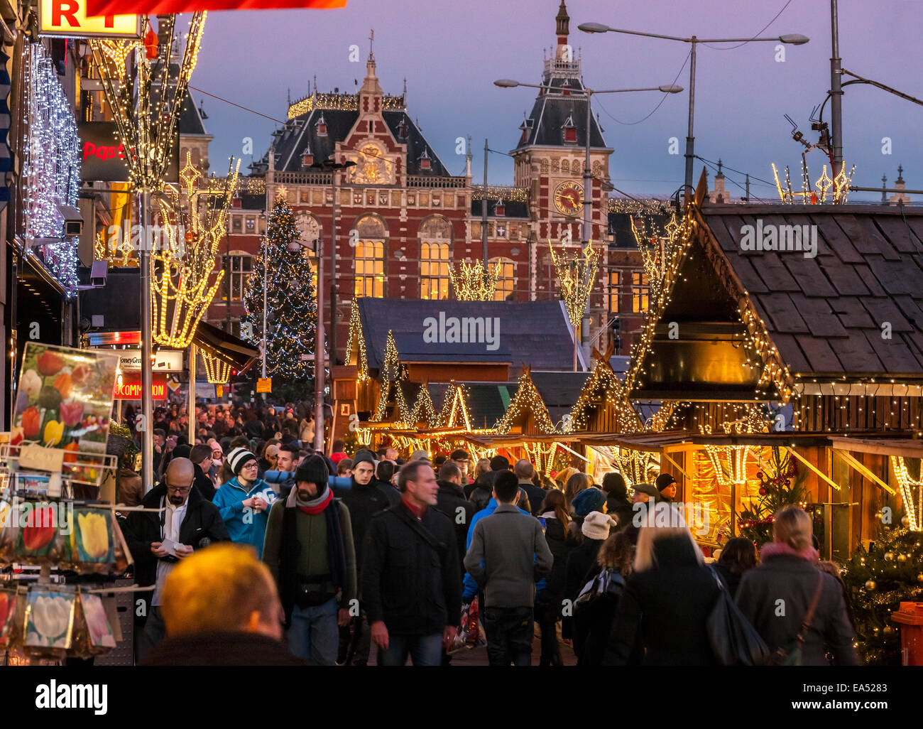 AmsterdamWeihnachtsmarkt auf dem Damrak vom Hauptbahnhof, der Dam