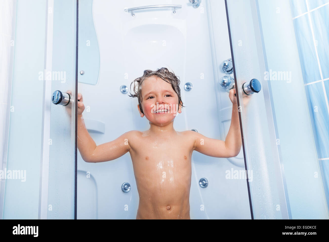 Glückliche Kleine Junge Duschen Mit Seife Auf Das Haar Stockfotografie Alamy