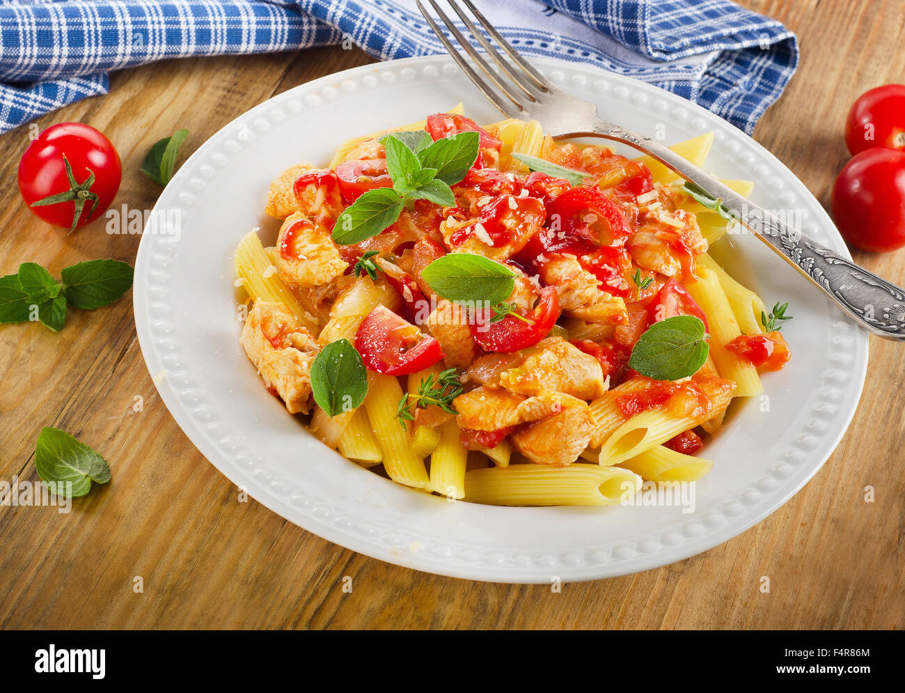 Pasta Penne mit Tomatensauce, Fleisch und Gemüse. Selektiven Fokus ...