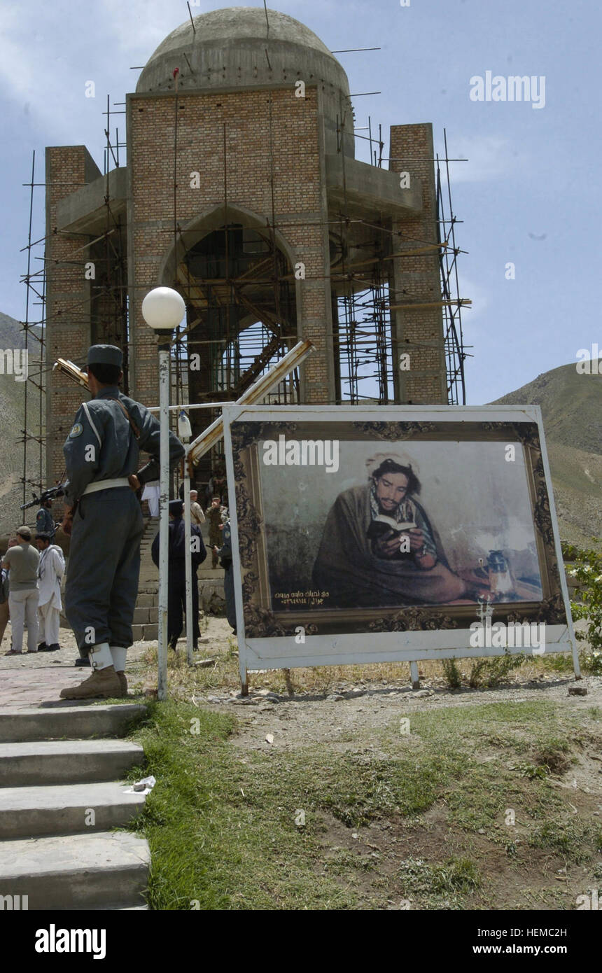 Ein Bild von Ahmad Shah Massoud, der Löwe von Panjshir steht vor seinem