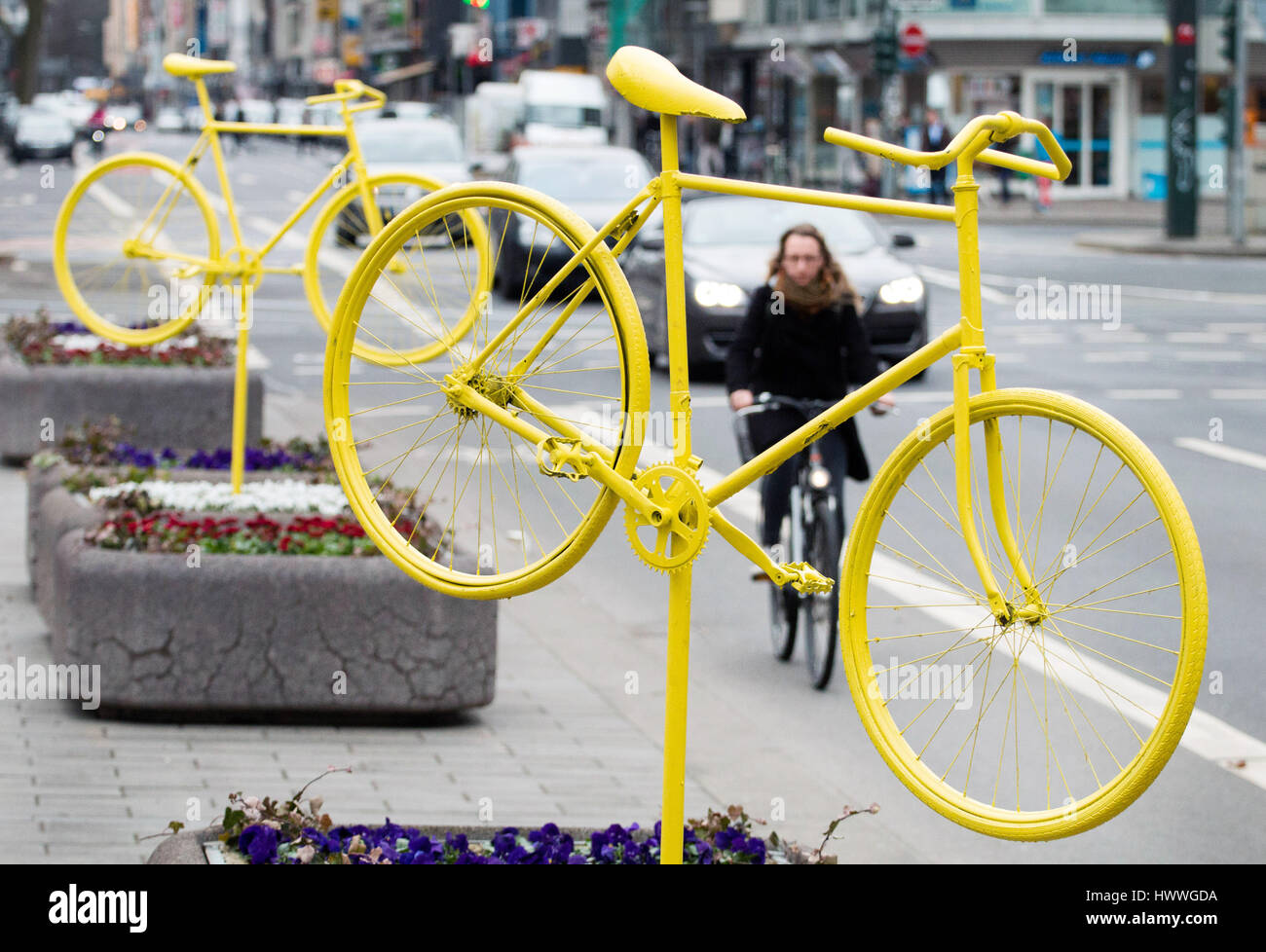Gelbes Fahrrad Skulpturen werben der Start der Tour de