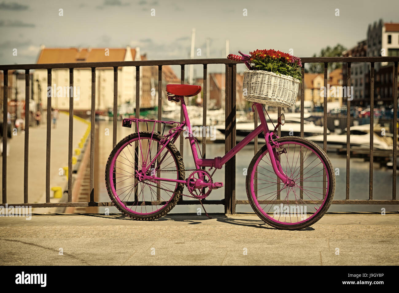 Rosa Fahrrad stehen auf einer Brücke in der Nähe von Hafen