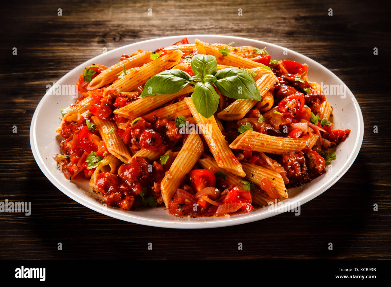 Penne mit Fleisch und Tomatensoße und Gemüse Stockfotografie - Alamy