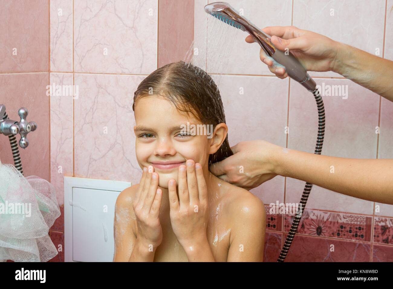 7 Jährige Mädchen Baden In Der Badewanne Unter Der Dusche Stockfotografie Alamy