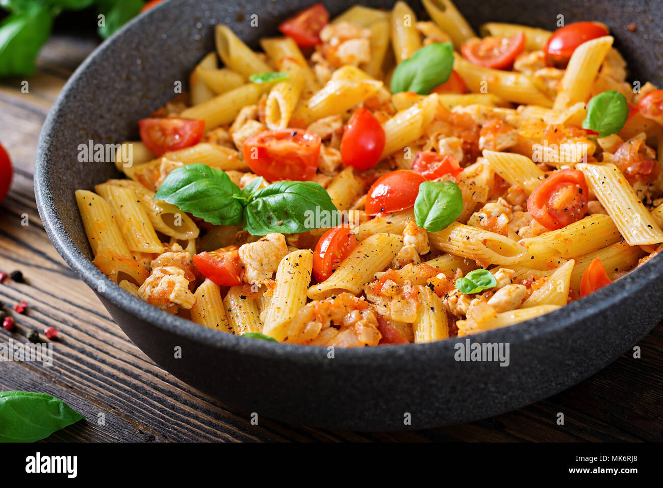 Penne Pasta in Tomatensauce mit Hähnchenfleisch, Tomaten, mit Basilikum ...
