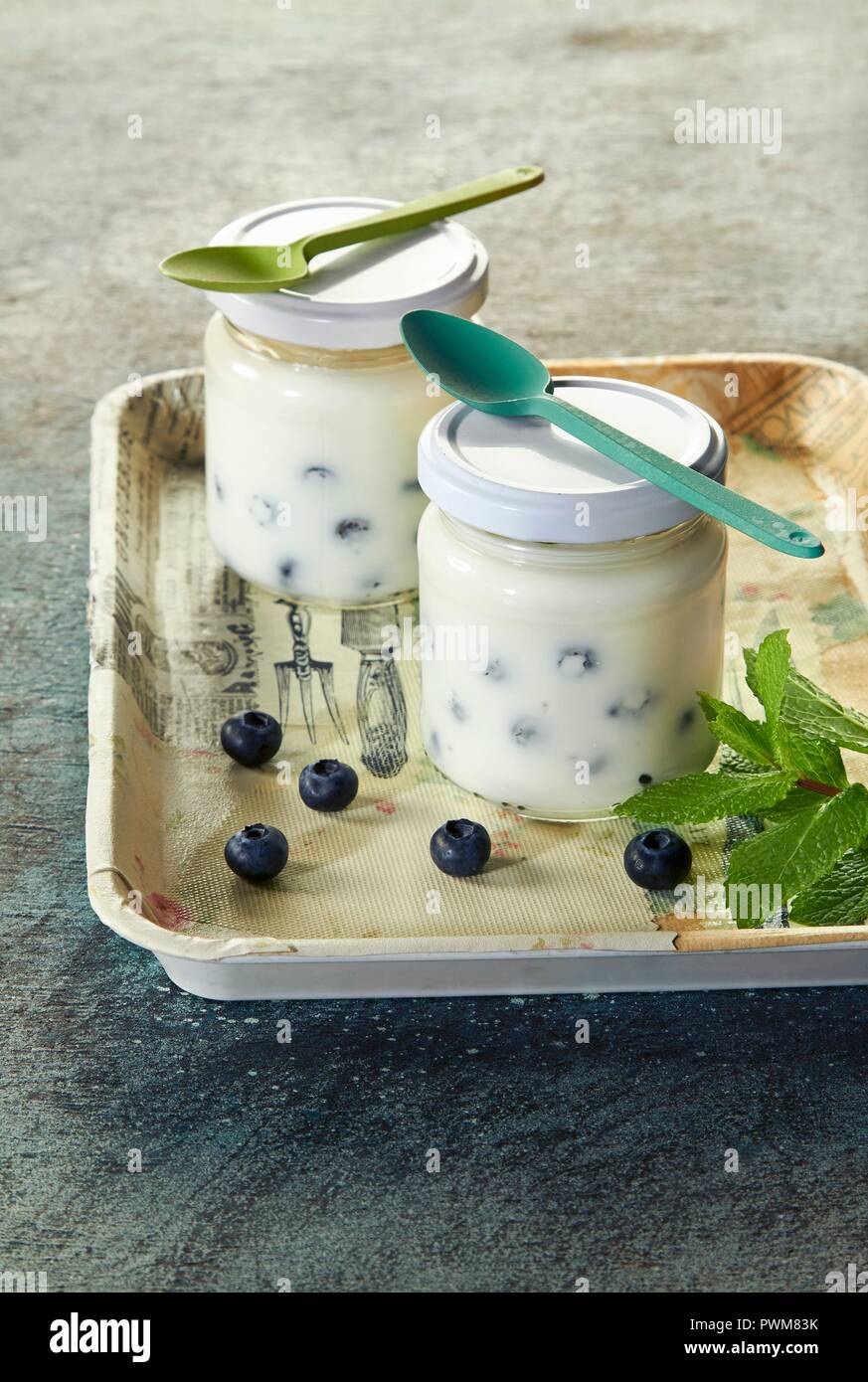 Heidelbeer Joghurt im Glas Stockfotografie - Alamy