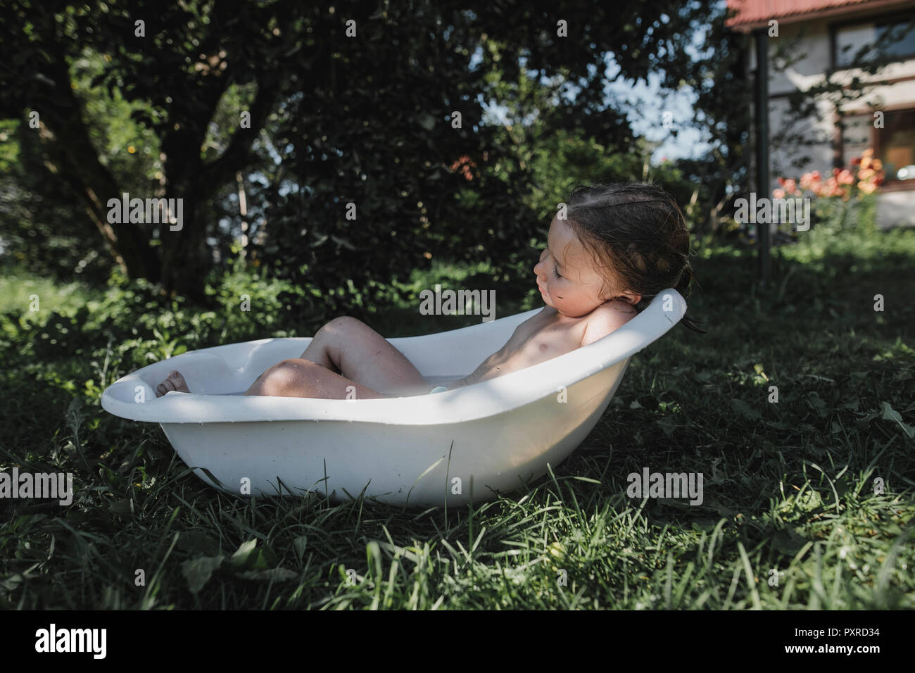 Kleines Mädchen In Der Badewanne Entspannen Im Garten Stockfotografie Alamy