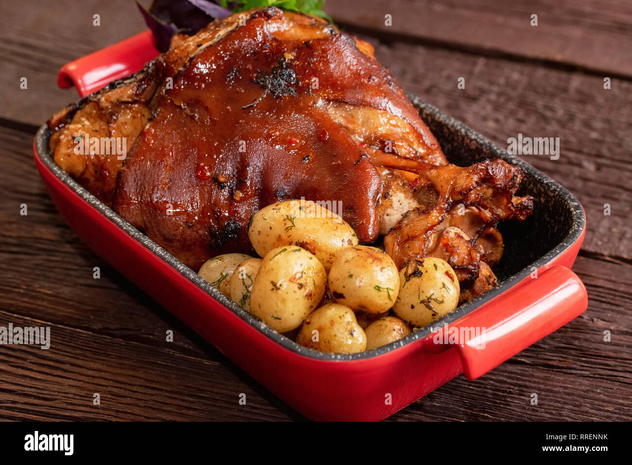 Close up Gebratene Schweinshaxe mit gekochten Kartoffeln in Fach ...