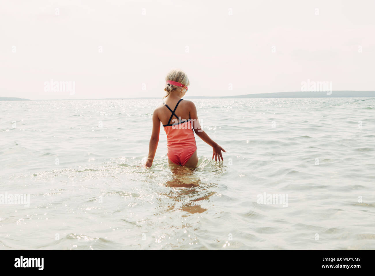 Kleines Mädchen Schwimmen Im See Fluss Mit Unterwasser Schutzbrillen