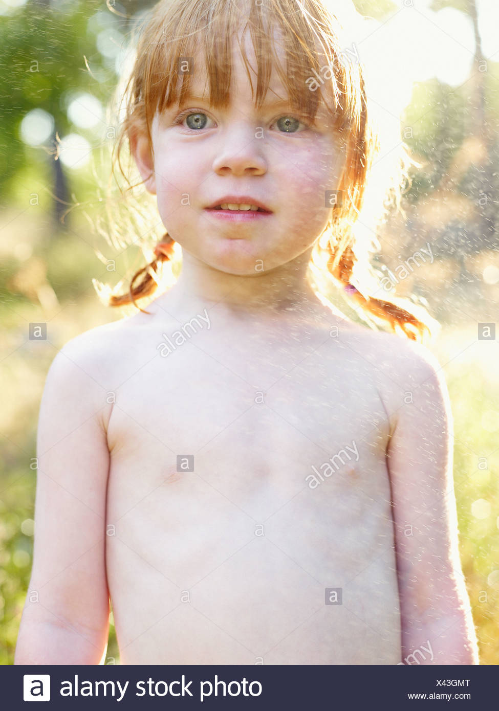 Porträt Von Nacktem Oberkörper Mädchen Bestreut Mit Wasser