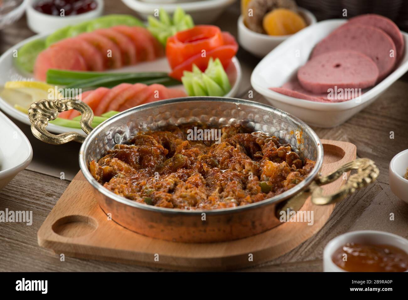 Traditionelles türkisches Frühstück mit Sesam Bagel und braten Ei mit ...