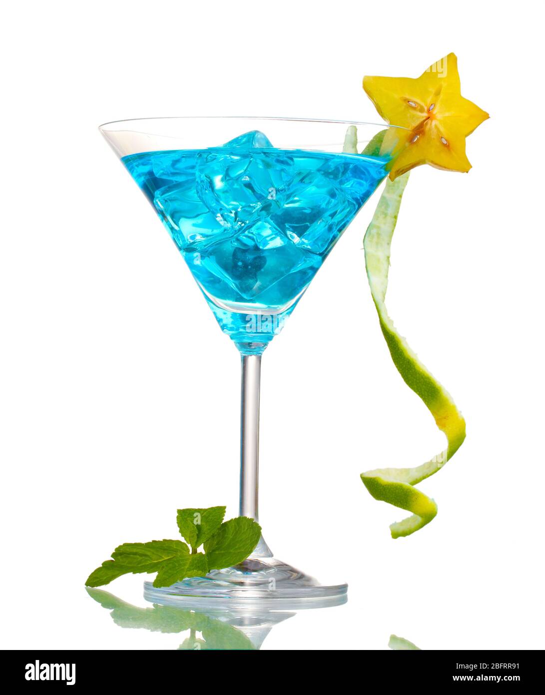 Blauer Cocktail in martiniglas mit Eis isoliert auf weiß ...