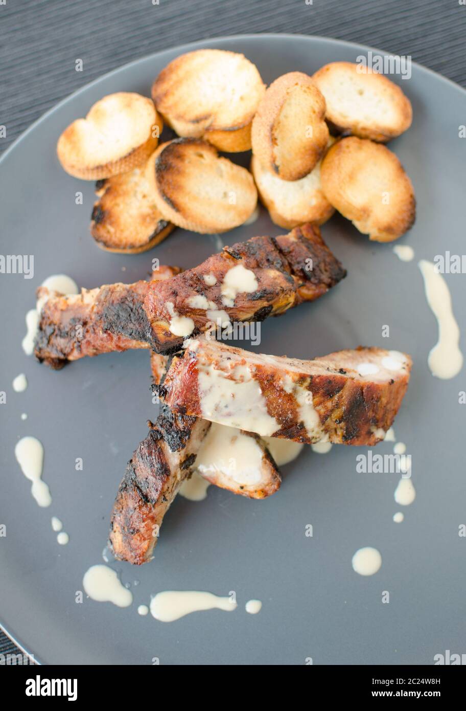 Spareribs vom Grill mit Dip, geröstetes Baguette Stockfotografie - Alamy