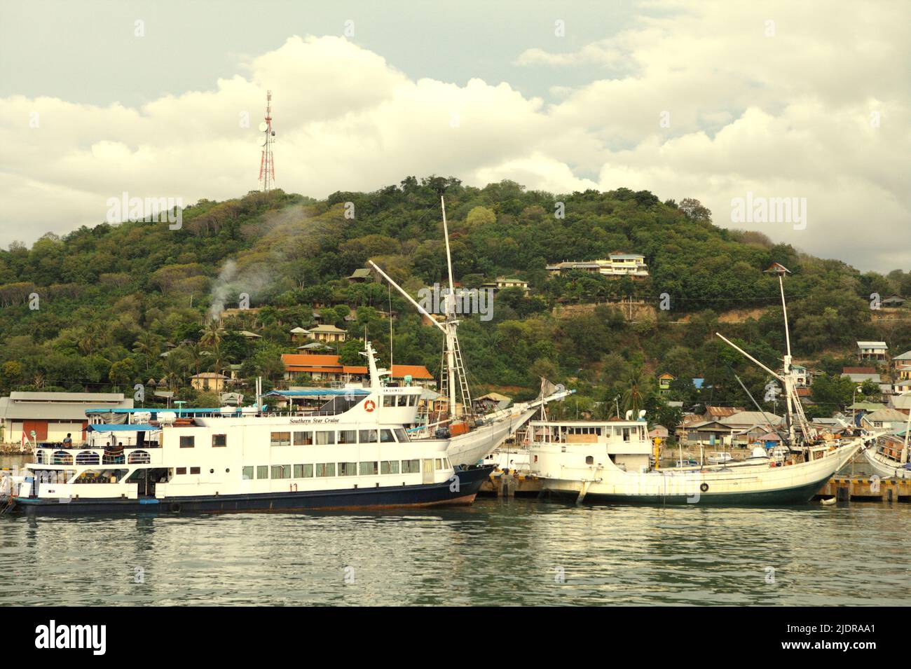 Hafen von Labuan Bajo in der Küstenstadt Labuan Bajo an der westlichen