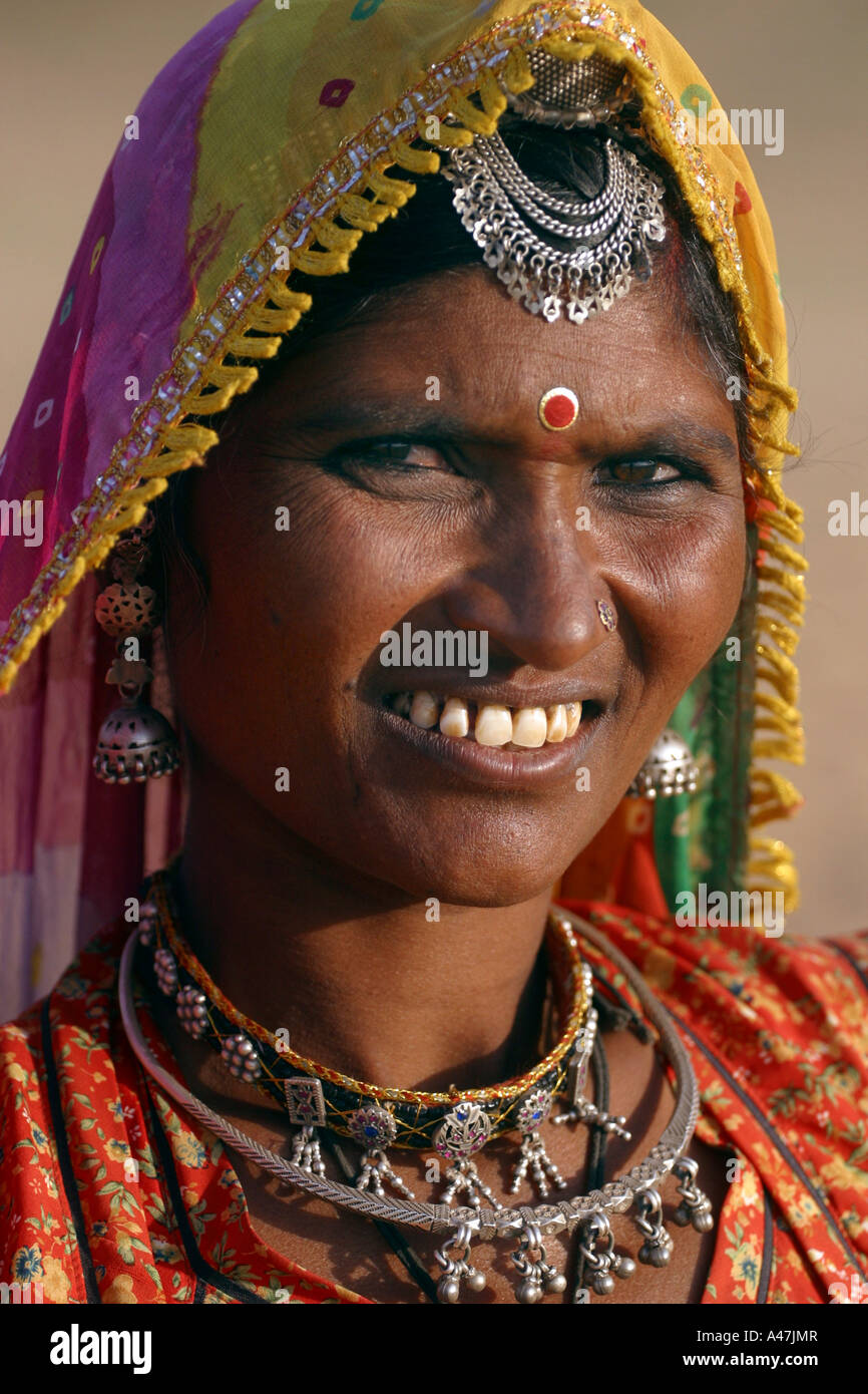 Eine Rajasthani-Frau trägt traditionelle indische Kleidung während der ...