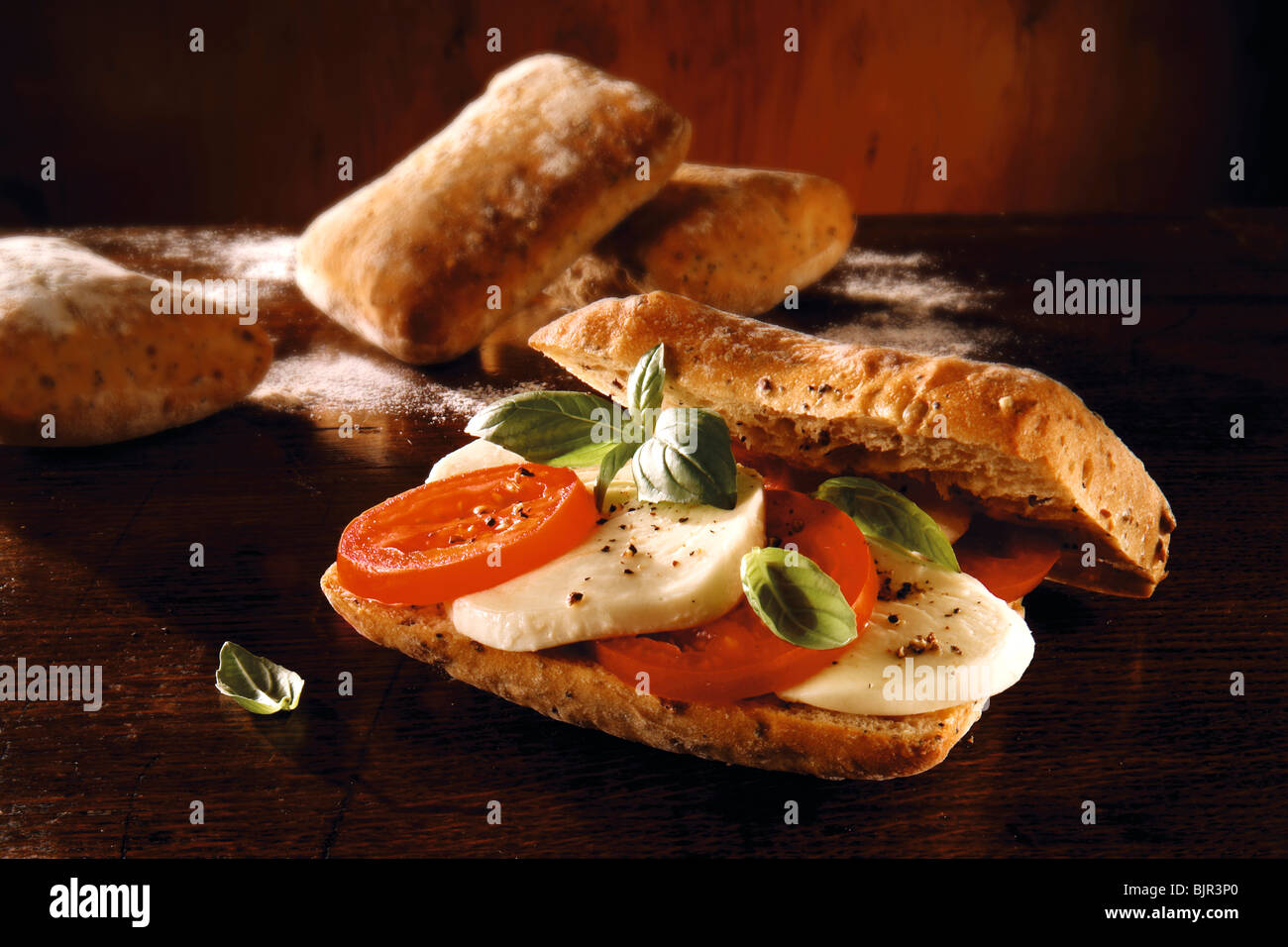 Mozerella und Tomate Chiabatta Sandwich. Food-Fotos Stockfotografie - Alamy