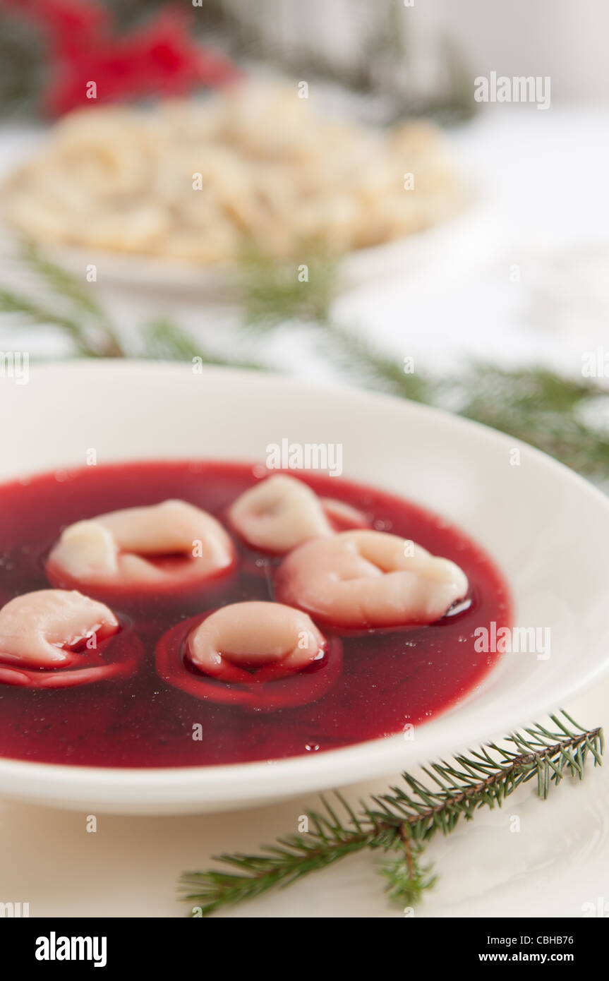 Traditionelle polnische rote Borschtsch (Barszcz) mit Ohr Knödel als ...