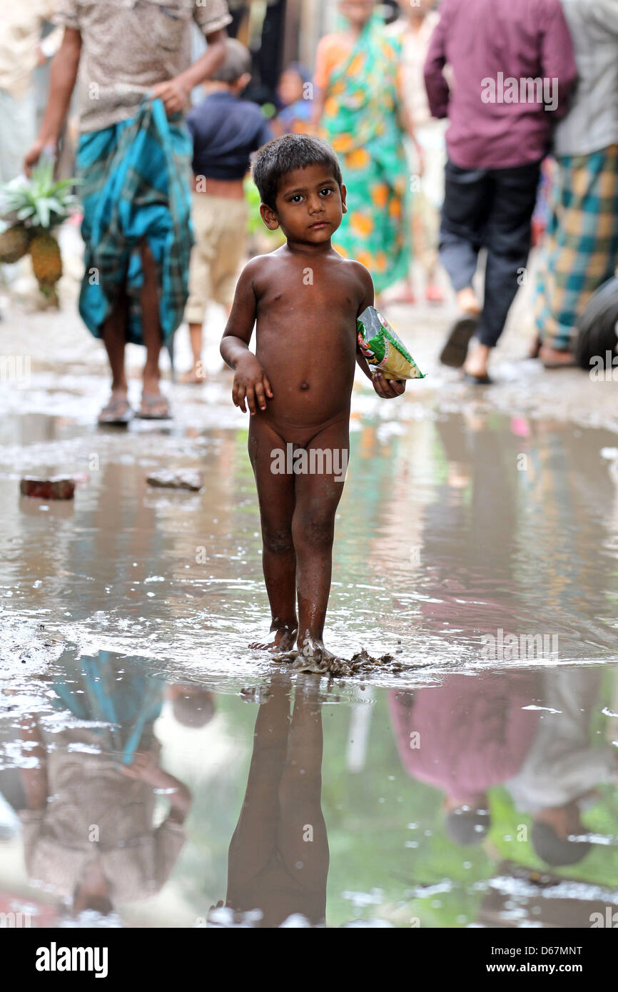 Ein kleiner Junge auf der Straße ist in der Korail Slum in Dhaka