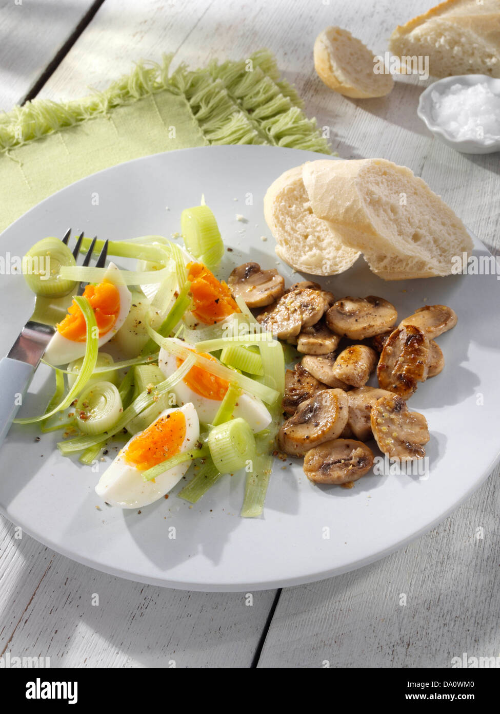Porree-Eiersalat mit Champignons und Brot Stockfotografie - Alamy