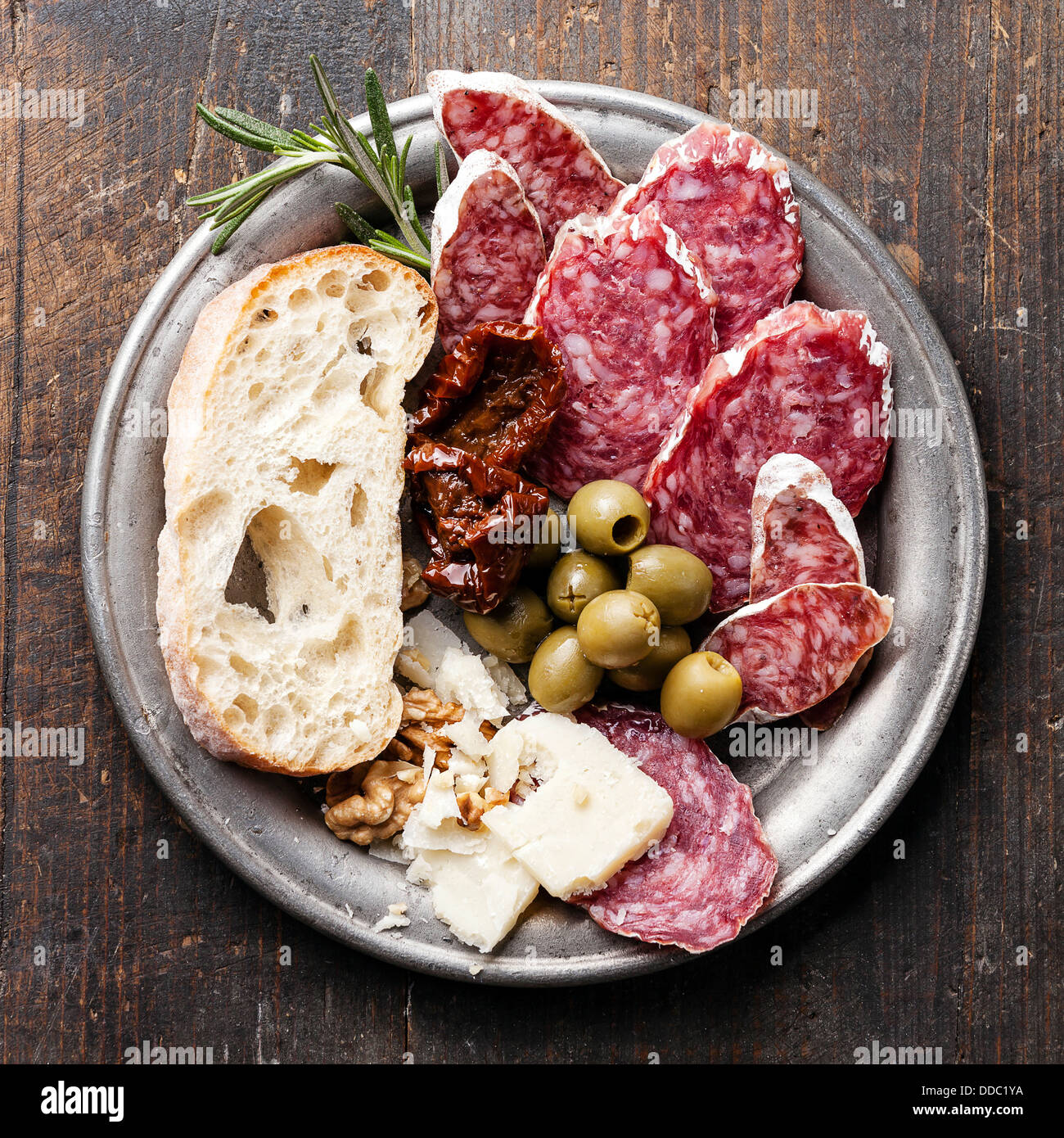 Italienische Salami mit Oliven und ciabatta Stockfotografie - Alamy
