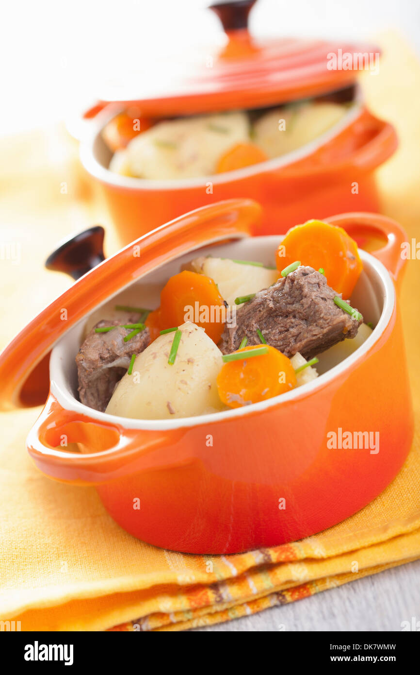 Rindergulasch mit Kartoffeln und Karotten Stockfotografie - Alamy