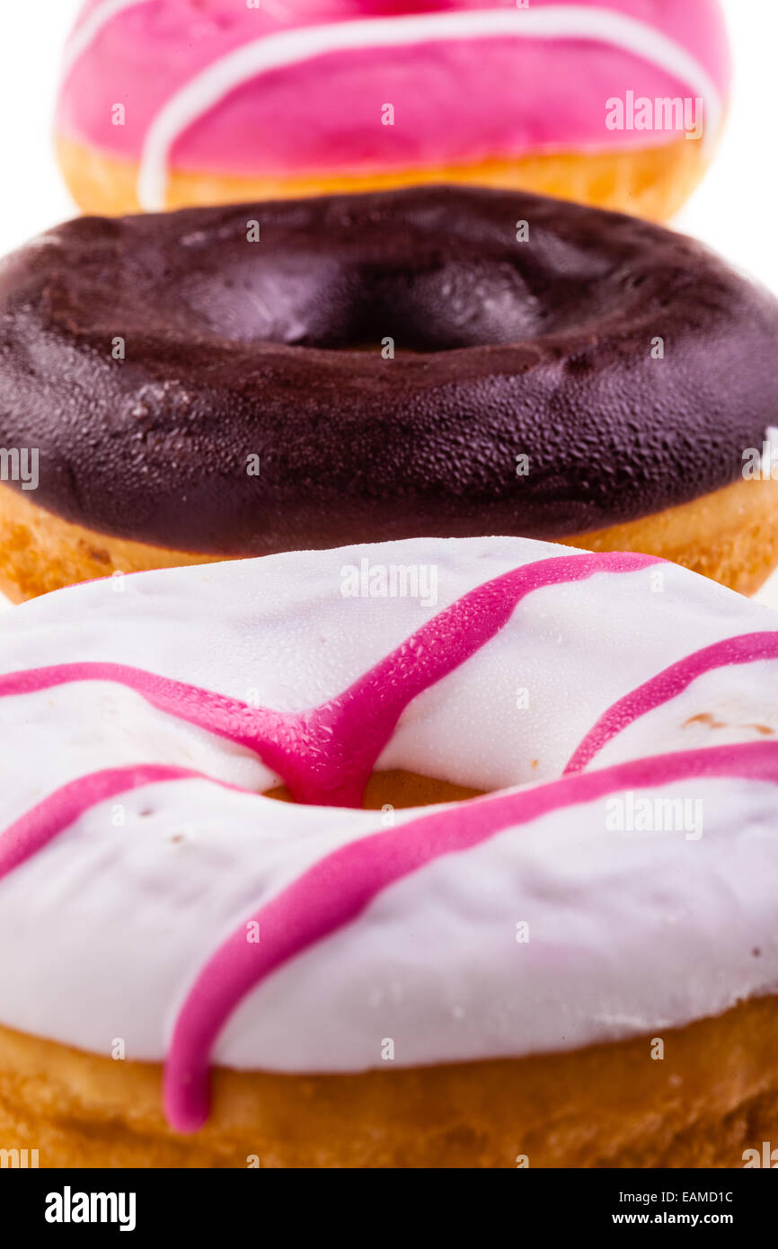 leckere leckere Donuts, die über einen weißen Hintergrund isoliert ...