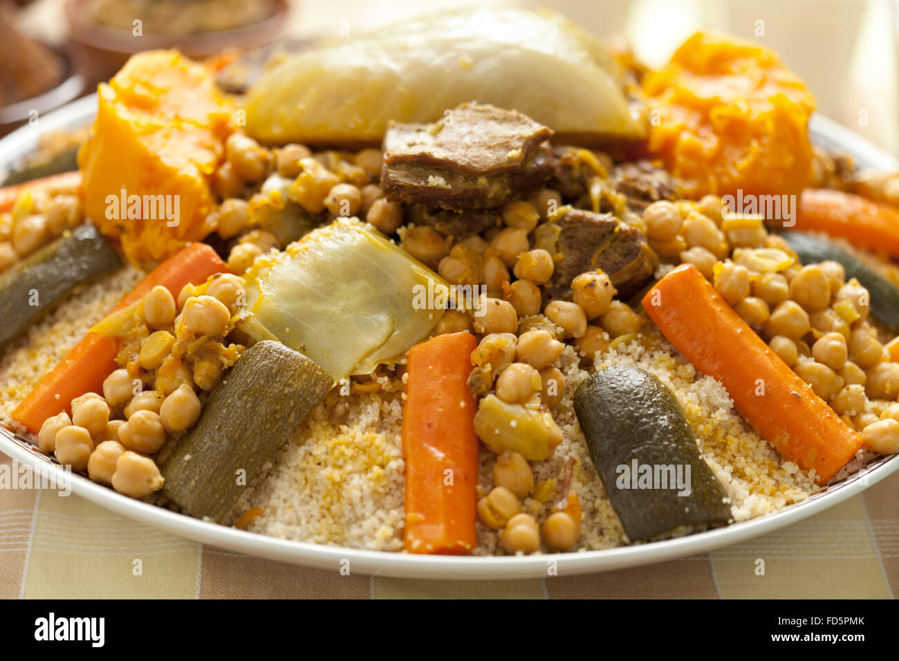 Marokkanischer Couscous Gericht hautnah Stockfotografie - Alamy