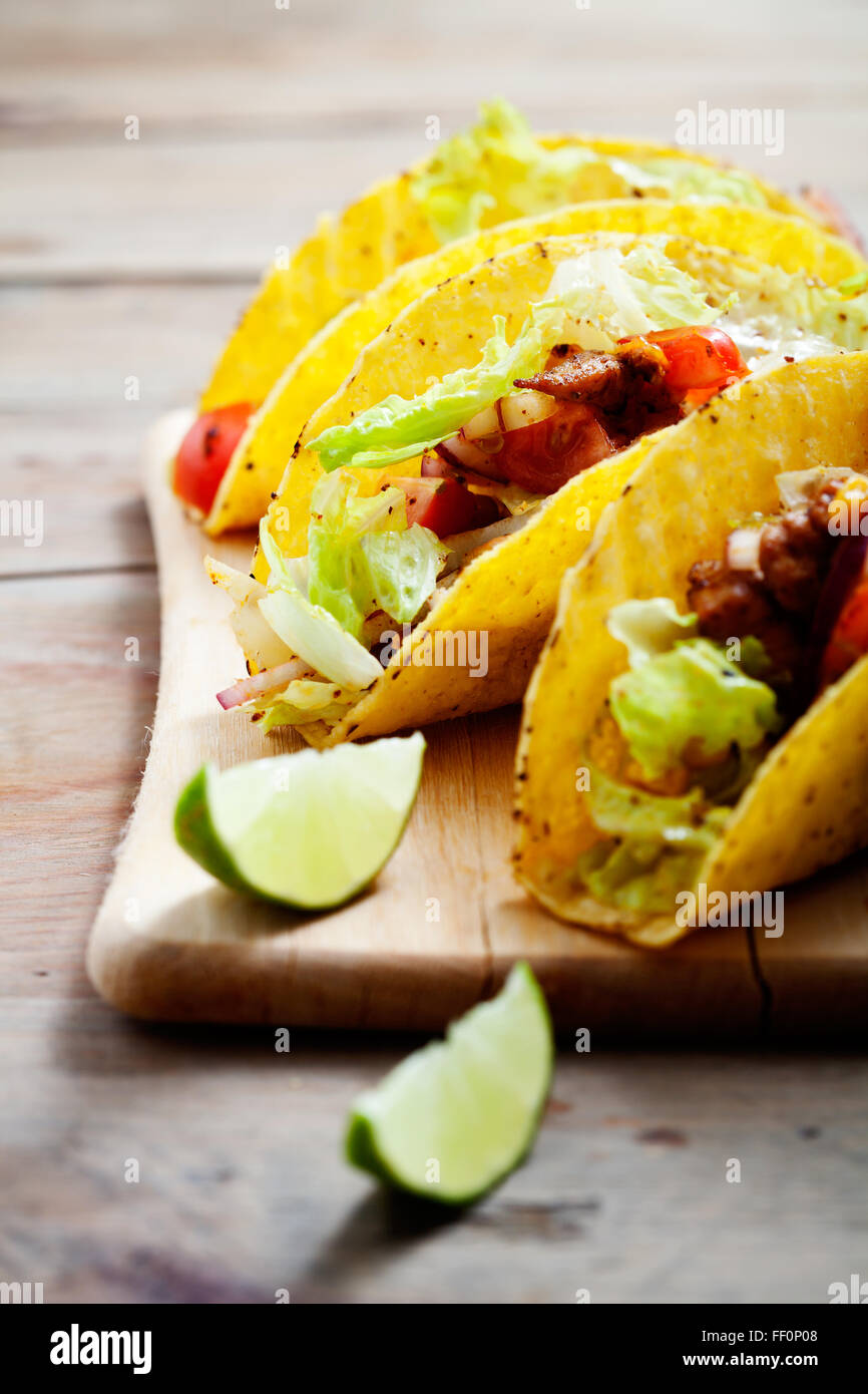 Frische mexikanische Tacos mit Hähnchen scharf Stockfotografie - Alamy