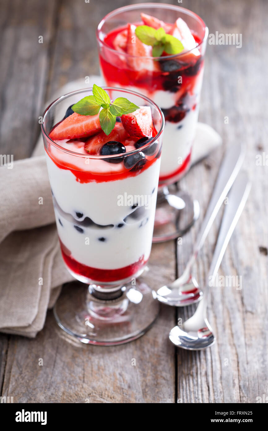 Joghurt-Parfait mit Beeren Stockfotografie - Alamy