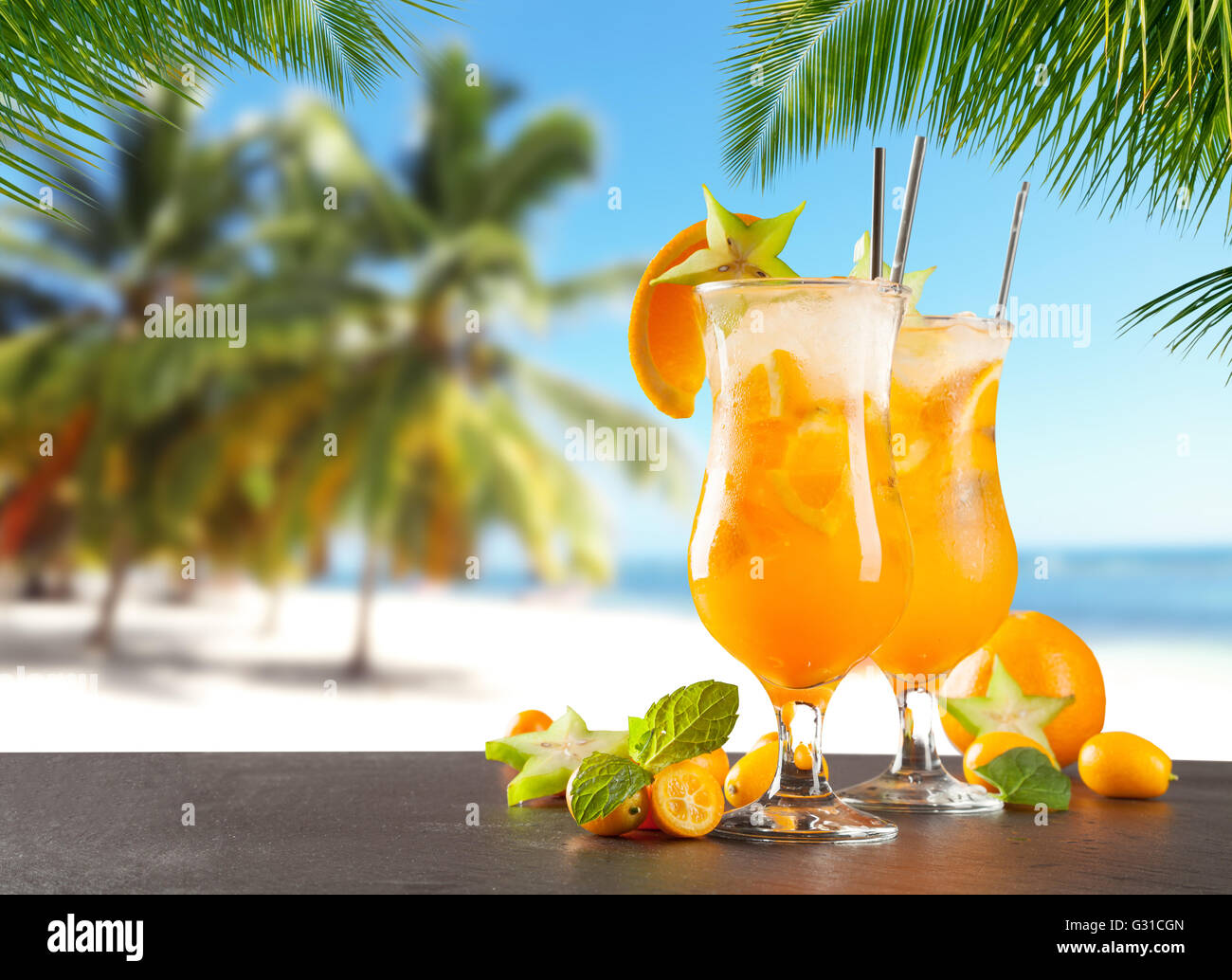 Sommer-Cocktails mit Unschärfe Strand im Hintergrund Stockfotografie ...