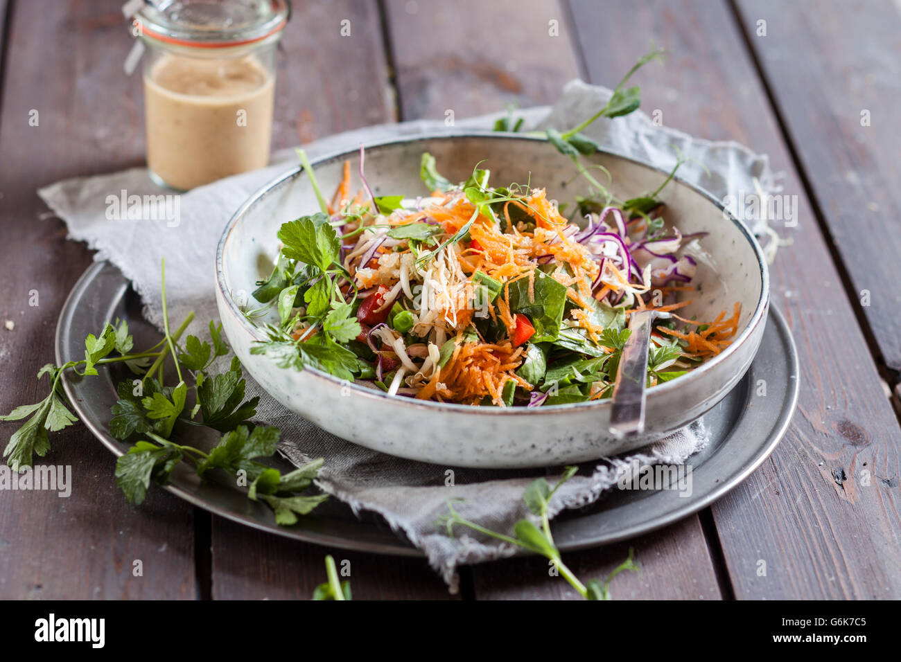 Regenbogen-Salat mit Blattspinat, Erbsen, Karotten, Mung Sojasprossen ...