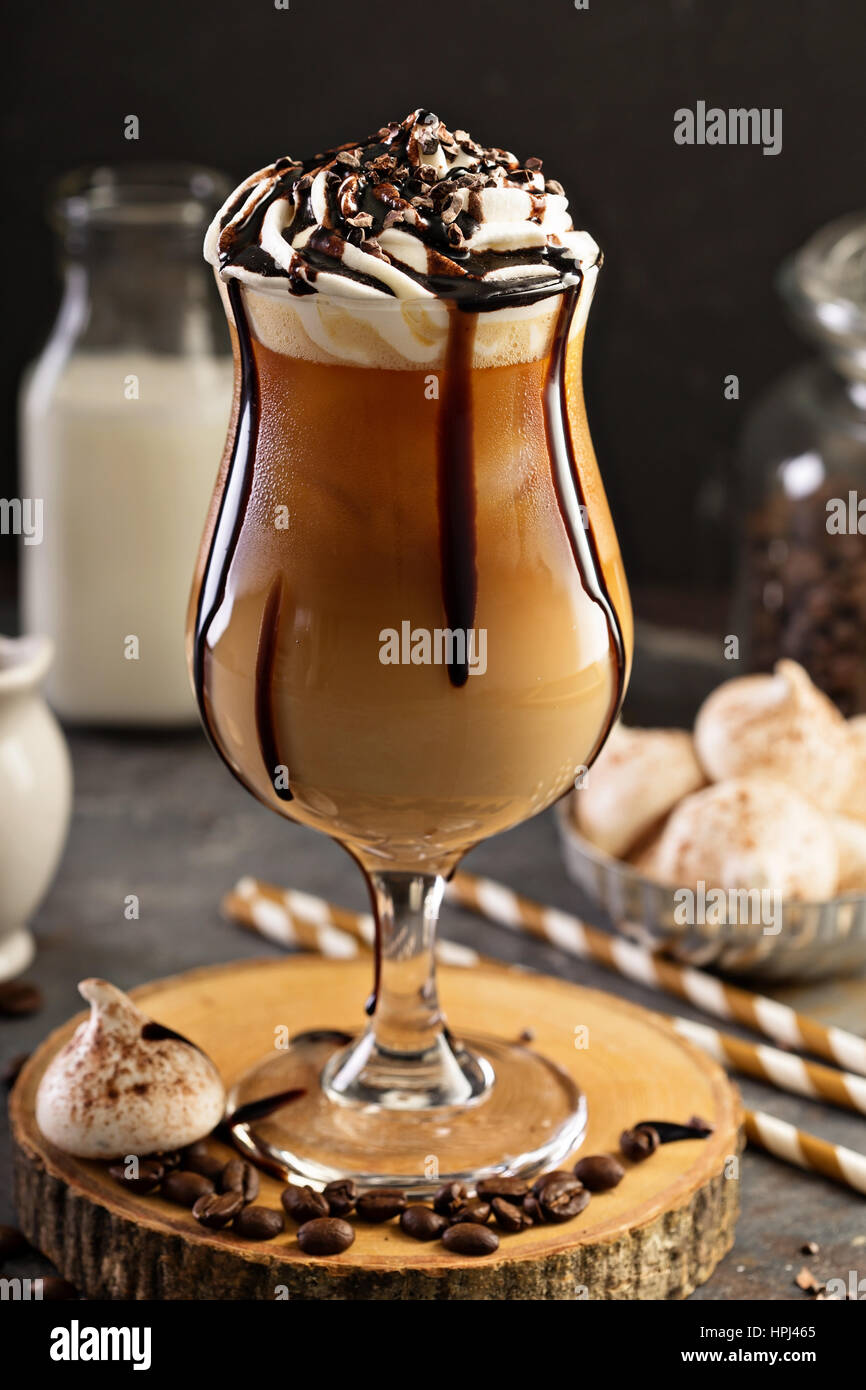 Eiskaffee mit geschlagener Sahne und Schokolade Sirup Stockfotografie ...