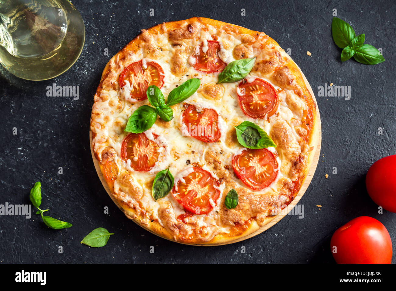 Pizza Margherita auf schwarzem Stein. Hausgemachte Pizza Margarita mit ...