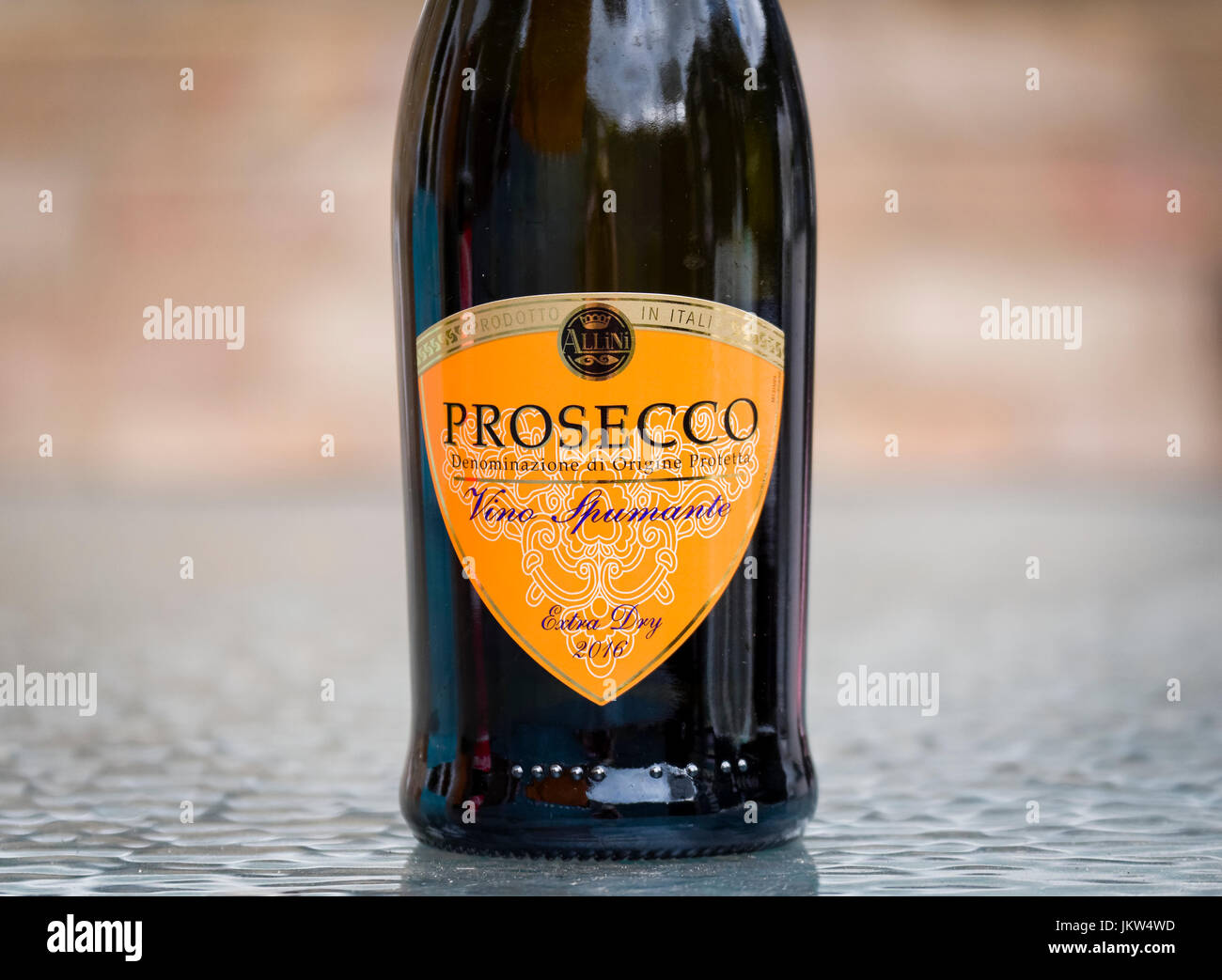 Flasche Prosecco, ein italienischer Weißwein aus glera Trauben und nach ...