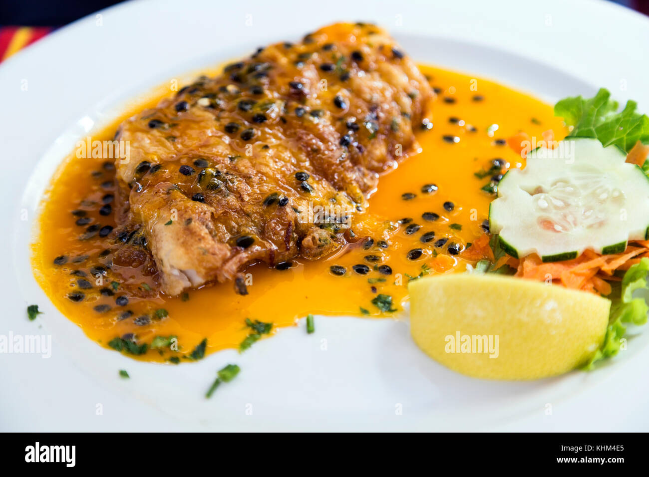 Schwarzer Degenfisch mit Passionsfrucht Sauce, traditionelles Essen in ...