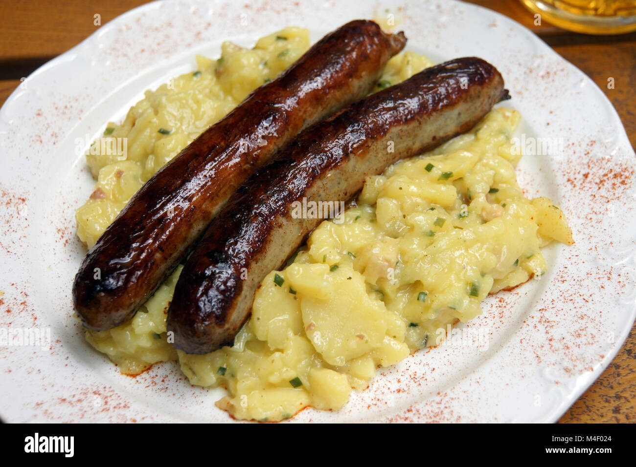 Fränkische Bratwurst mit Kartoffelsalat Stockfotografie - Alamy