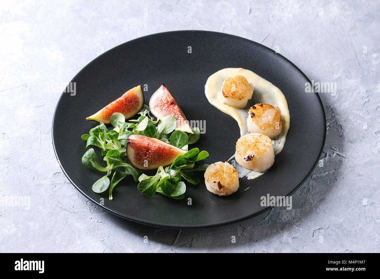 Gebratene Jakobsmuscheln mit Zitronen, Feigen, Sauce und grünem Salat ...