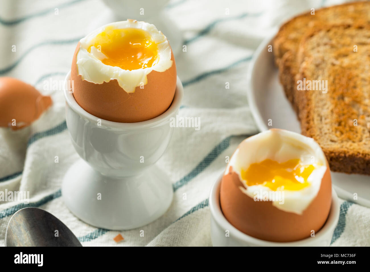 Hausgemachte weich gekochtes Ei in eine Tasse mit Toast Stockfotografie ...