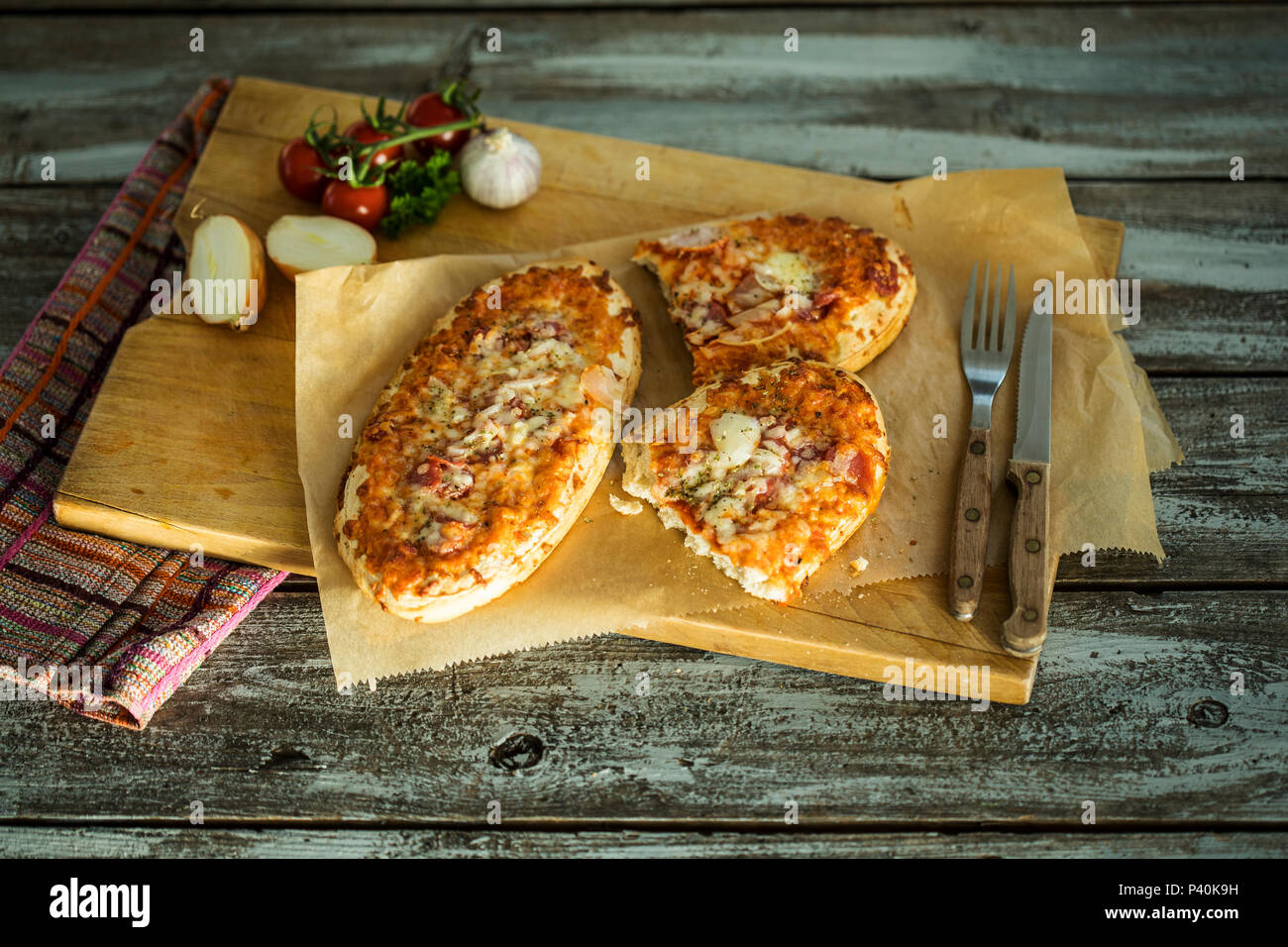 Rustikales Pizzabrot mit Salami, Käse, Zwiebeln und Tomaten/Paradeiser ...
